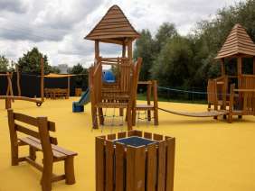 Děti na Šumbarku se v roce 2025 dočkaly nového hřiště