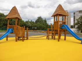  Děti na Šumbarku se v roce 2025 dočkaly nového hřiště