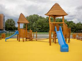  Děti na Šumbarku se v roce 2025 dočkaly nového hřiště